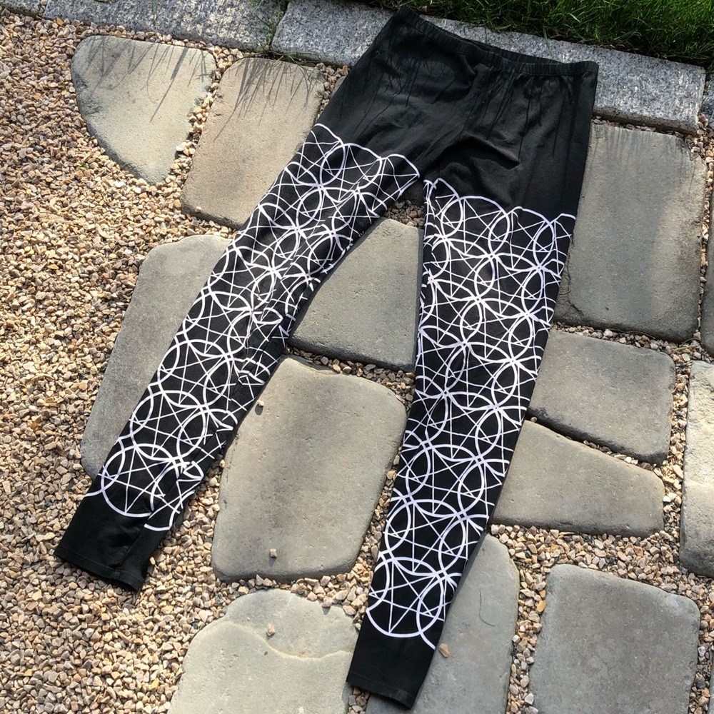 Black scale women’s pentagram leggings small